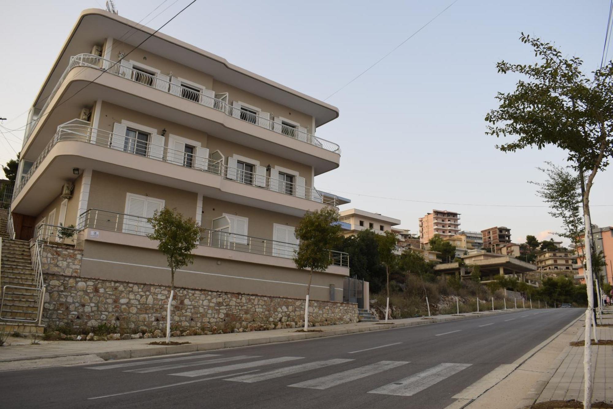 Isabela Apartments Sarandë エクステリア 写真